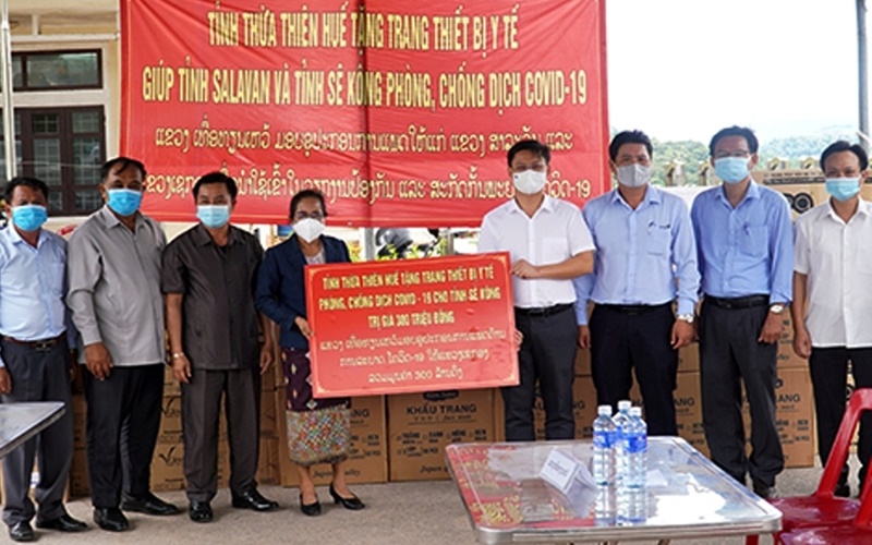 Thua Thien Hue presents medical equipment to two Lao provinces